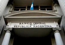 Bancos estadounidenses exigen garantías para préstamo de USD 20.000 millones a Argentina mientras la morosidad doméstica alcanza máximos históricos