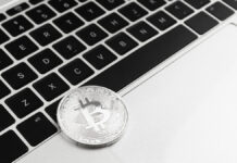 Apple enfrenta una demanda por permitir una billetera cripto falsa que costó 1,8 millones de dólares a sus usuarios