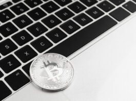 Apple enfrenta una demanda por permitir una billetera cripto falsa que costó 1,8 millones de dólares a sus usuarios
